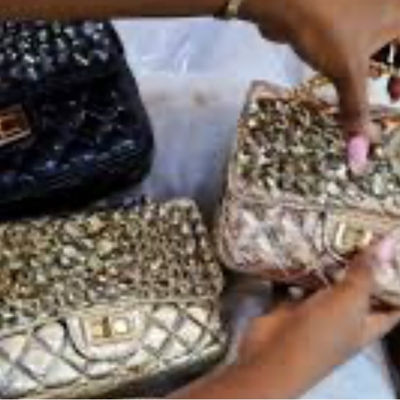 Elegant Gold Quilted Women's Bag - Picture 5 of 13